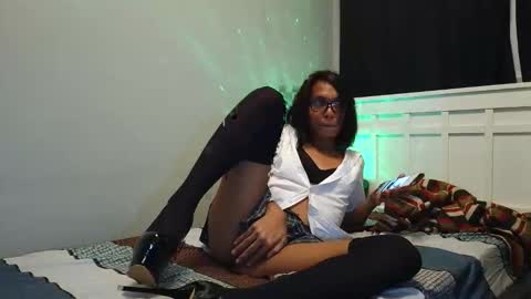 melahnie051002 online show from April 28, 2026, 3:06 pm