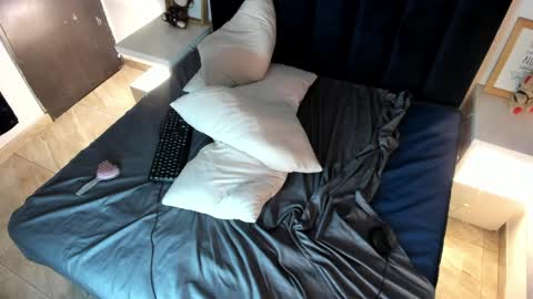 Melanie roux  online show from April 2, 2026, 1:47 am