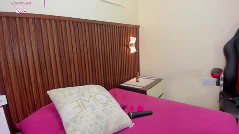 M E L I N A  online show from November 14, 2025, 8:18 pm