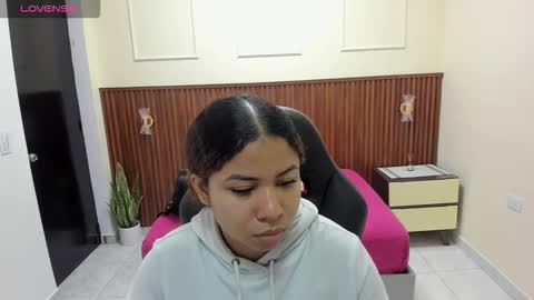 M E L I N A  online show from December 1, 2025, 7:19 pm