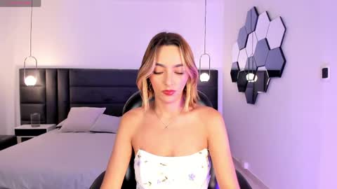 Snapshot of melissamoore_ chatting on April 2, 2026, 8:34 am Call me Meli online show from April 2, 2026, 8:34 am