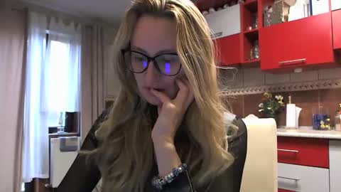 Melly online show from October 28, 2025, 7:23 am