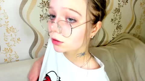 MelMooon online show from November 18, 2025, 1:59 pm