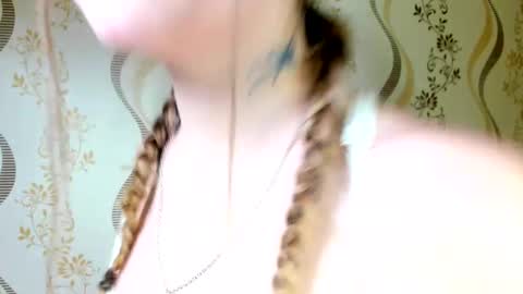 MelMooon online show from November 20, 2025, 7:46 pm