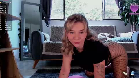 Snapshot of melodypetitex chatting on February 20, 2025, 7:08 pm sophia online show from February 20, 2025, 7:08 pm