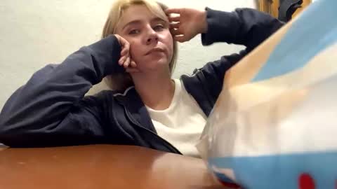 Snapshot of melodypetitex chatting on October 23, 2025, 2:38 pm sophia online show from October 23, 2025, 2:38 pm