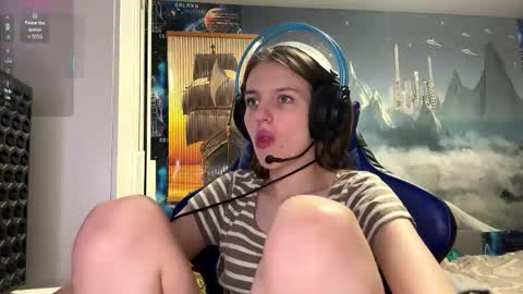 Snapshot of melonygriffen chatting on February 22, 2026, 4:05 pm Hi Im Aria 18 years old online show from February 22, 2026, 4:05 pm