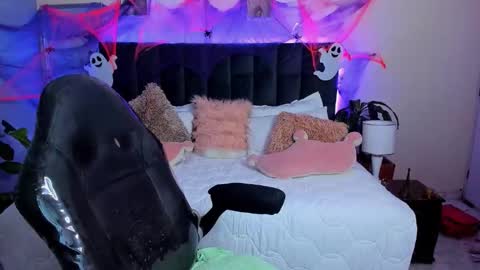 MELY online show from October 8, 2025, 4:26 pm