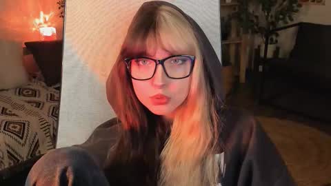 Mia online show from October 19, 2025, 3:23 pm