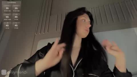 menndi online show from September 23, 2025, 8:39 am