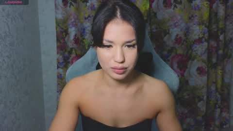 Mia online show from October 31, 2025, 8:10 pm