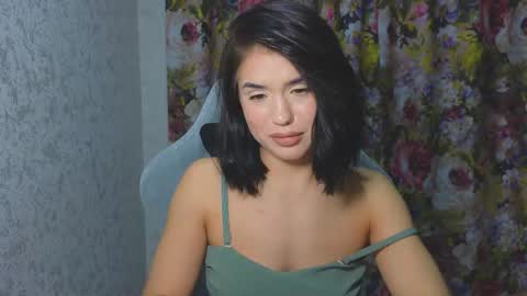 Mia online show from November 22, 2025, 7:13 pm