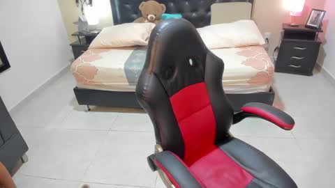 Mia  online show from February 10, 2026, 5:00 am