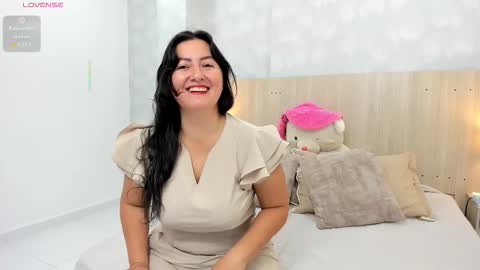 Mia Aristizabal online show from November 27, 2025, 1:46 pm