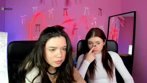 Mia online show from March 19, 2026, 1:15 pm