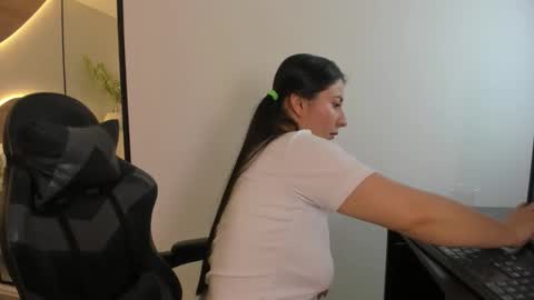 M I A  online show from October 26, 2025, 3:01 am