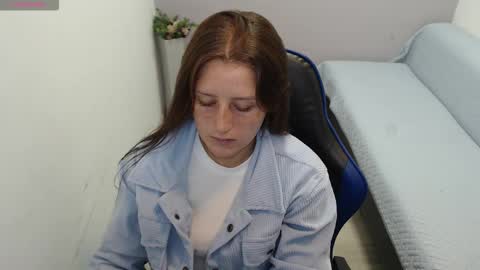 Mia online show from November 20, 2025, 1:44 pm