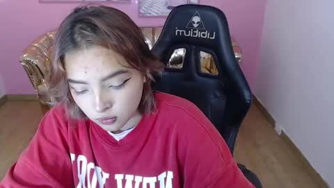 Mia online show from October 17, 2025, 12:52 pm