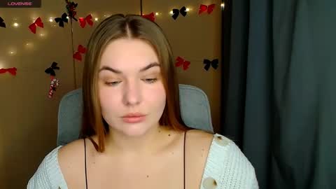 mia_lemm online show from December 17, 2025, 7:47 am