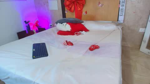 MIALOPEZ      .     Y      .      online show from February 15, 2026, 7:21 pm