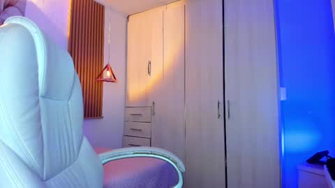 Mia Nevaeh - follow me online show from November 22, 2025, 6:40 pm