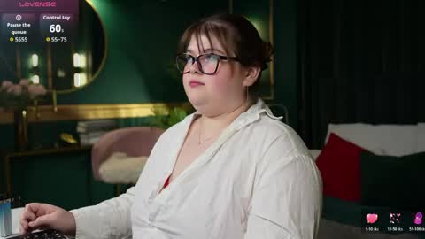 Snapshot of mia_of_your_dreams chatting on May 27, 2026, 5:43 pm Sweet Mia online show from May 27, 2026, 5:43 pm