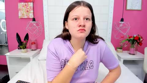 Mia  online show from December 3, 2025, 12:58 pm