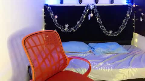 Mia  online show from December 7, 2024, 1:29 pm