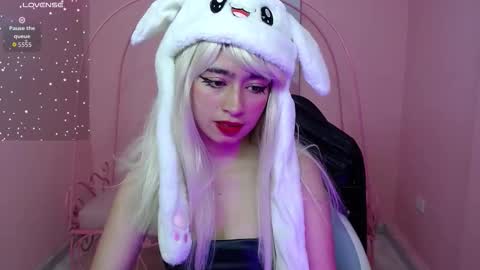 Mia  online show from December 21, 2025, 1:07 pm