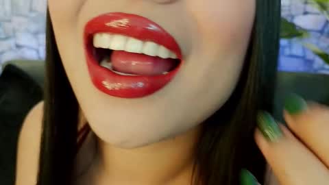 Mia online show from December 19, 2025, 7:43 pm