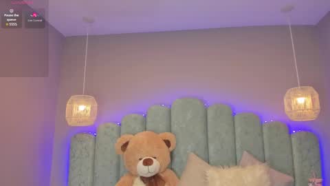 Mia online show from November 29, 2025, 1:58 pm