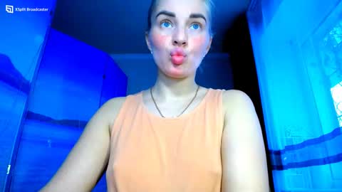 Snapshot of mia_sunnyy chatting on December 6, 2024, 1:00 pm Mia. online show from December 6, 2024, 1:00 pm