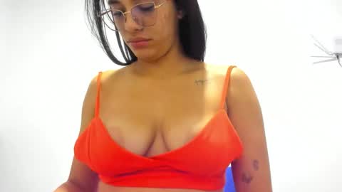 Snapshot of mia_tayllor2 chatting on September 17, 2025, 11:28 pm Mia and Devin online show from September 17, 2025, 11:28 pm