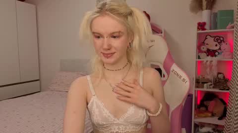 Snapshot of mia_waterlily chatting on March 1, 2026, 3:19 am Mia online show from March 1, 2026, 3:19 am