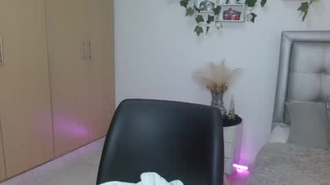 Snapshot of miaa_star_1x chatting on April 22, 2026, 10:06 am miaa_star_1x online show from April 22, 2026, 10:06 am