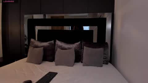 Mia  online show from November 28, 2025, 5:37 pm