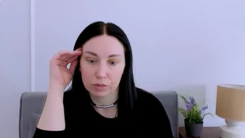 Mia online show from April 3, 2026, 3:21 pm