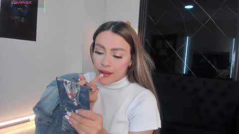 MiaCarper online show from December 22, 2025, 9:34 pm