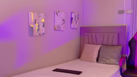 Mia online show from December 5, 2025, 12:14 pm