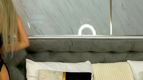 Mia online show from April 2, 2026, 10:18 pm