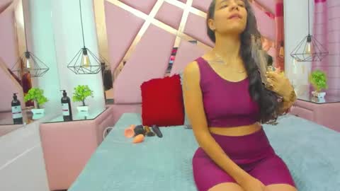 Snapshot of miacours chatting on December 16, 2025, 1:05 pm MiaCours online show from December 16, 2025, 1:05 pm