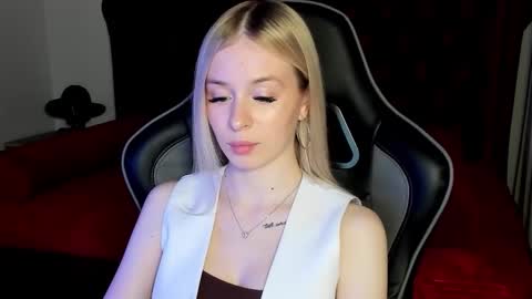 Mia online show from December 1, 2025, 5:29 pm