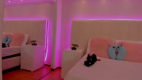 Mia online show from July 7, 2026, 11:25 am