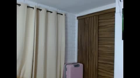 Snapshot of miahott19 chatting on December 20, 2024, 8:06 am miahott19 online show from December 20, 2024, 8:06 am