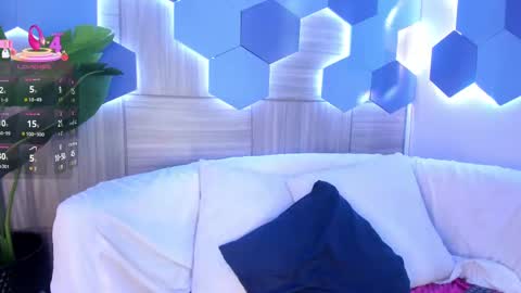 Mia  online show from October 4, 2025, 3:59 am