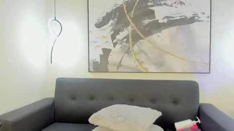 mia logan  online show from December 18, 2025, 3:23 am