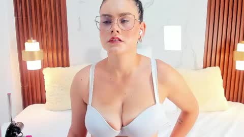 Mia  online show from May 28, 2026, 4:32 am