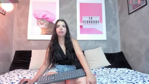 Mia online show from December 22, 2025, 7:44 pm