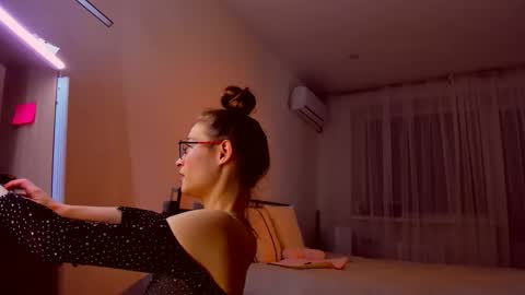 Mia online show from March 12, 2026, 5:30 pm