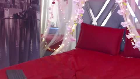 Mia Peyton   online show from November 5, 2025, 9:04 pm